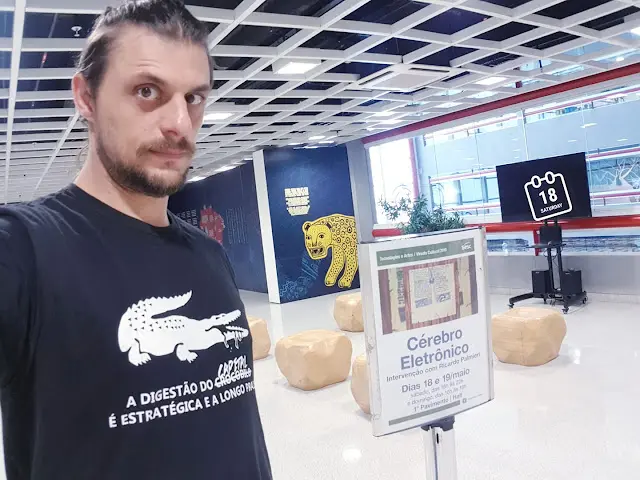 Instalação Cérebro Eletrônico em espaço expositivo