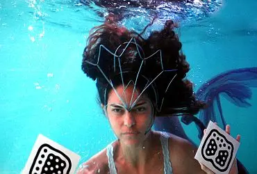 Sereia Lab - ensaio subaquático com máscara wireframe