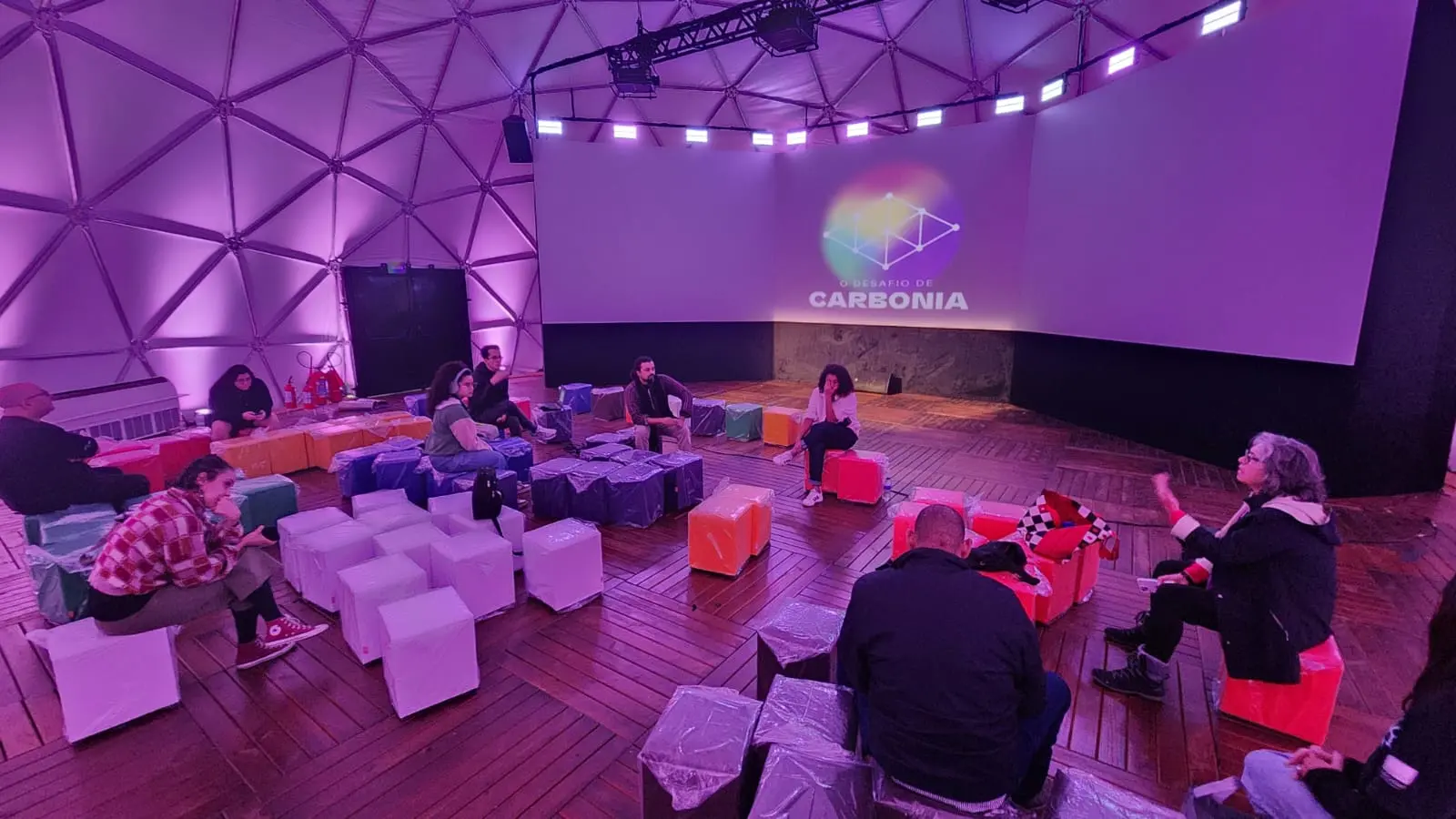 Público participando da experiência no Museu Catavento